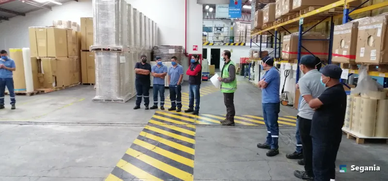 Charla de seguridad a los trabajadores de una planta